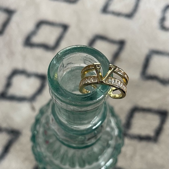 Gold V-Design Women's Ring - Picture 2 of 4